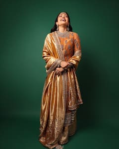 PHOTO: अभिनेता विकी कौशल रश्मिकासमोर नतमस्तक; फोटो चर्चेत!