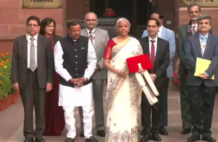 ਹਰ ਕੋਈ 2025 ਦਾ ਬਜਟ ਪੇਸ਼ ਕਰਨ ਤੋਂ ਪਹਿਲਾਂ ਵਿੱਤ ਮੰਤਰੀ ਦਾ ਰੂਪ ਜਾਣਨ ਦੀ ਸਾਰਿਆਂ ਨੂੰ ਉਤਸੁਕਤਾ ਹੁੰਦੀ ਹੈ।