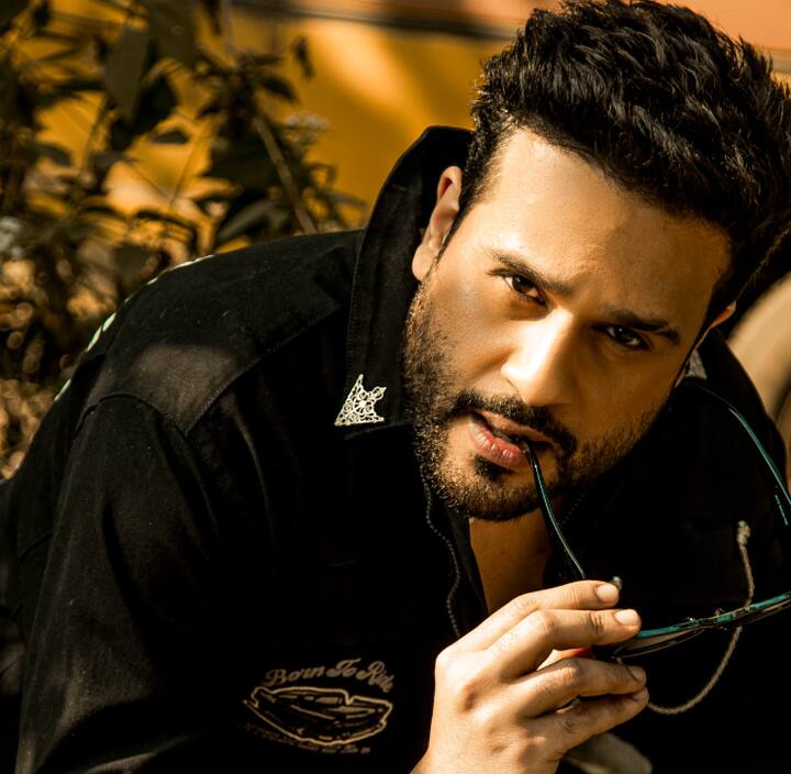 कॉमेडियन कृष्णा अभिषेक काफी लग्जरी लाइफ जीते हैं. उनका मुंबई में अलग अलग इलाकों में एक फ्लैट, अपार्टमेंट और फार्महाउस भी है.