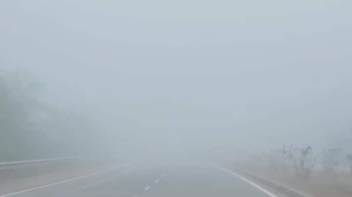 सकाळी 9 वाजून गेले तरी समोर जाणाऱ्या गाड्या धुक्यामुळे दिसेनाशा झाल्या आहेत.