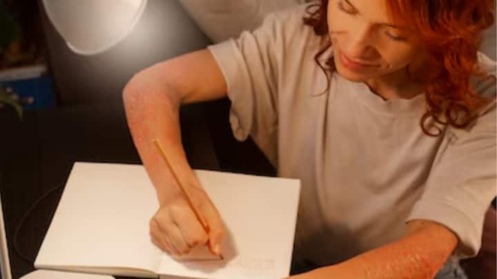 বই পড়তে ভালবাসেন যাঁরা, তাঁদের বাড়িতে টেবিল ল্যাম্প চোখেল পড়ে আজও। রাতে পড়তে গেলে চারপাশের কারও যাতে  অসুবিধা না হয়, তার জন্যই টেবিল ল্যাম্পের আমদানি।