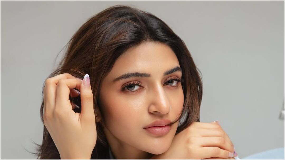 Sreeleela call sheet adjustments causing trouble for Ravi Teja Mass Jathara Sivakarthikeyan Parasakthi Akhil new movie producers Sreeleela: హీరోలను వెయిట్ చేయిస్తూ... నిర్మాతలను ఇబ్బంది పెడుతున్న శ్రీ లీల?