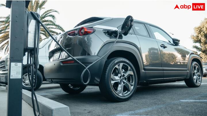 लिथियम-आयन बैटरियों के निर्माण में इस्तेमाल होने वाली कैपिटल गुड्स पर कस्टम ड्यूटी जीरो कर दी गई, जिससे मोबाइल फोन और इलेक्ट्रिक वाहनों के दाम घटने की उम्मीद है.