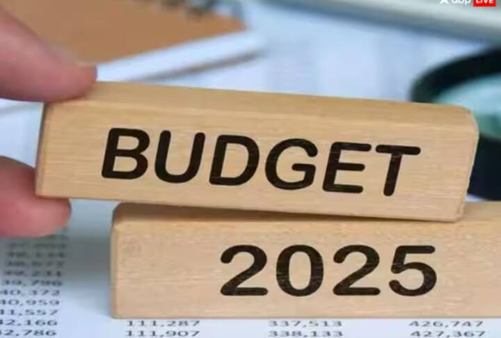 ਮਾਂ ਲਕਸ਼ਮੀ ਦਾ ਮਨਪਸੰਦ ਰੰਗ ਲਾਲ ਹੈ। ਇਹ ਰੰਗ ਚੰਗੀ ਕਿਸਮਤ, ਸ਼ੁਭਕਾਮਨਾਵਾਂ ਅਤੇ ਖੁਸ਼ਹਾਲੀ ਦਾ ਪ੍ਰਤੀਕ ਹੈ। ਇਸੇ ਲਈ ਕੋਈ ਵੀ ਨਵਾਂ ਕੰਮ ਇਸ ਰੰਗ ਦੇ ਬ੍ਰੀਫਕੇਸ ਨਾਲ ਸ਼ੁਰੂ ਕੀਤਾ ਜਾਂਦਾ ਹੈ।