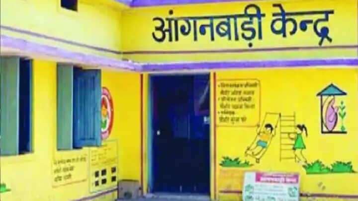 मंईयां सम्मान योजना में आवेदन करने के लिए महिला को अपने नजदीकी आंगनबाड़ी केंद्र या खंड विकास अधिकारी या अंचल अधिकारी के कार्यालय जाना होगा. वहां उन्हें योजनाओं से जुड़ा आवेदन पत्र लेना होगा.