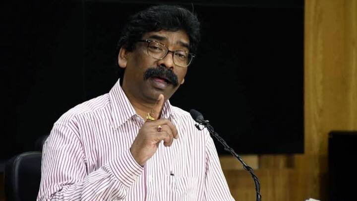 पिछले साल झारखंड सरकार ने महिलाओं के लिए मंईयां सम्मान योजना शुरू की थी. इस योजना के तहत प्रदेश की लाख महिलाओं को लाभ दिया जाता है. सरकार ने पहले इस महिला योजना के तहत हर महीने 1000 रुपये की राशि भेजना शुरू किया था.