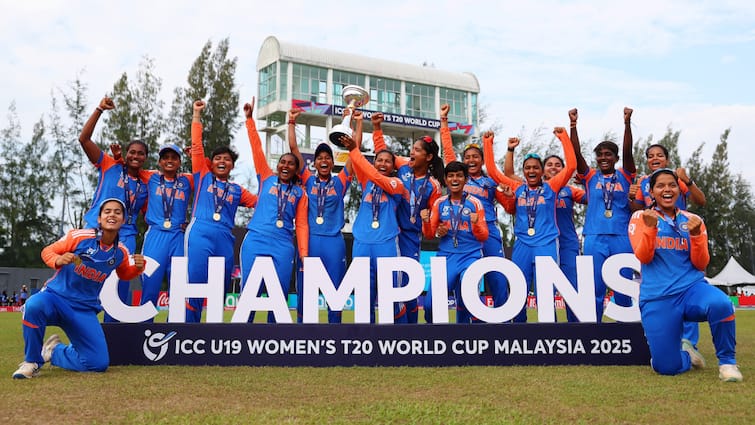 भारतीय टीम जीत के जश्न में डूब गई, दक्षिण अफ्रीका ने U20 T20 विश्व कप में कुचल दिया