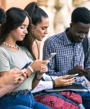 ਮੁੰਡੇ ਵਧੇਰੇ ਸਮਾਰਟਫੋਨ ਚਲਾਉਂਦੇ ਜਾਂ ਕੁੜੀਆਂ? ਸਟੱਡੀ 'ਚ ਹੋਇਆ ਹੈਰਾਨੀਜਨਕ ਖੁਲਾਸਾ