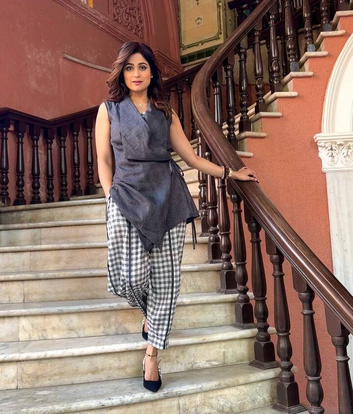 मात्र आता ही अभिनेत्री लाईमलाईटपासून खूप दूर आहे. ती सध्या बॉलिवुडमध्ये कुठेही नाही. मध्यंतरी ती बिग बॉसमध्ये दिसली होती. त्यानंतर मात्र आता ती फक्त सोशल मीडियावर सक्रिय असलेली दिसते.