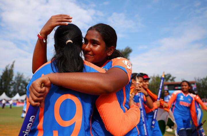 जश्न के माहौल में कुछ खिलाड़ियों की आखें नम भी देखने को मिलीं. इसके अलावा खिलाड़ियों ने जमकर अंडर-19 वर्ल्ड कप 2025 के खिताब को सेलिब्रेट किया.