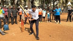 মুম্বইয়ে ঋষি সুনক, ইংল্যান্ডের প্রাক্তন প্রধানমন্ত্রী টেনিস বলে খেললেন ক্রিকেট