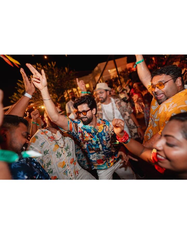 இந்த தகவல் குறித்து ஏற்கனவே சமூக வலைத்தளத்தில், தகவல் வெளியான நிலையில்... பின்னர் கீர்த்தி சுரேஷ், திருமணத்திற்கு சில வாரங்களுக்கு முன், திருப்பதி வெங்கடாஜலபதி கோவிலுக்கு குடும்பத்தோடு சாமி தரிசனம் செய்ய வந்த போது, இந்த தகவலை உறுதி செய்தார்.