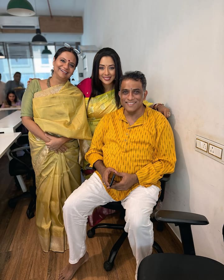 She began her day with a Pujo at their Pujo Baadi, followed by visiting Dada Baadi and Baa ki suputri.