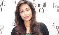 64 वर्षांच्या अमिताभ यांचा 19 वर्षांच्या अभिनेत्रीसोबत बोल्ड सिन, 44 वर्षांपेक्षा लहान हिरोईनशी लिप लॉक केल्यानं नाराज झाली होती बायको!