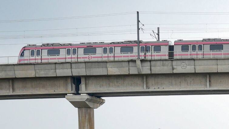 Delhi Metro DMRC Decided To Run Trains From 4 AM on the Voting and Counting Day Delhi Assembly Elections दिल्ली में वोटिंग और मतगणना के दिन कितने बजे से चलेगी मेट्रो? DMRC का बड़ा अपडेट