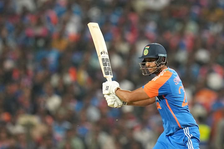 शिवम दुबेने फलंदाजी पूर्ण केली होती. आता त्याचा बदली खेळाडू फक्त क्षेत्ररक्षण करू शकतो, गोलंदाजी करू शकत नाही, असं सुनील गावसकर म्हणाले. (Photo Credit-Sunil Gavaskar)