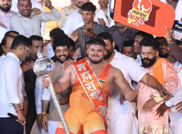 राज्याचे उपमुख्यमंत्री अजित पवार आणि केंद्रीय राज्यमंत्री मुरलीधर मोहोळ यांच्या हस्ते पृथ्वीराज मोहोळला मानाची गदा देण्यात आली.