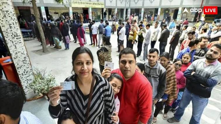 people working in noida gurugram will they got holiday on election day know the rules नोएडा-गुरुग्राम में जॉब करने वालों को भी मिलेगी दिल्ली में वोटिंग के दिन छुट्टी? जान लीजिए क्या हैं नियम