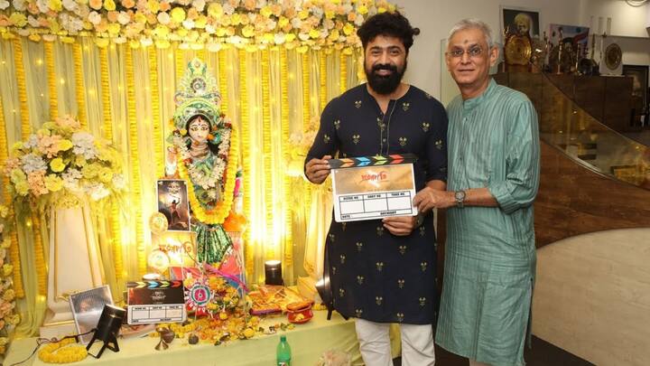 পুজো ও, কাজ ও। দেবের সরস্বতী পুজোয় হাজির পরিচালক অতনু। করলেন আগামী ছবি 'প্রজাপতি ২'-এর ঘোষণা। শ্যুটিং শুরু হচ্ছে খুব তাড়াতাড়িই।