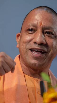 वॉर रूम से खुद अमृत स्नान पर नजर रख रहे सीएम योगी | ABP SHORTS