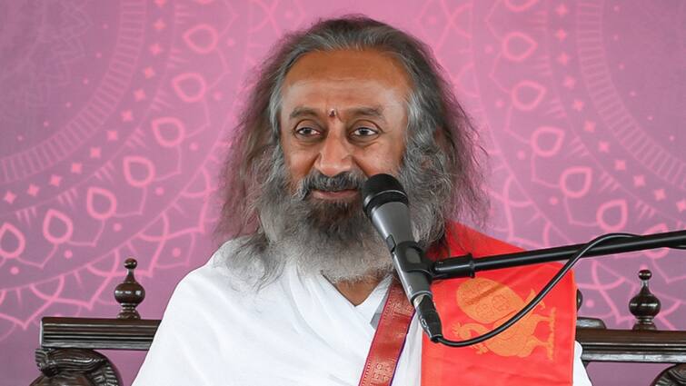 spiritual guru Sri Sri Ravi Shankar reacted on Maha Kumbh stampede and support Dhirendra Krishan Shastri ann Maha Kumbh: श्री श्री रविशंकर ने महाकुंभ में भगदड़ का ठीकरा श्रद्धालुओं पर फोड़ा, धीरेंद्र शास्त्री का किया बचाव