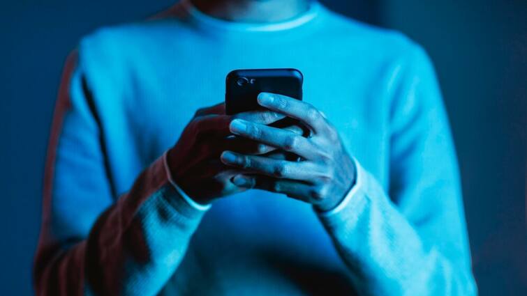noida youth duped off 51 lakh rupees in online task scam here is how you can stay safe Online Task के बदले दिया कमाई का लालच, स्कैमर्स ने ठग लिए 51 लाख रुपये, Scam से खुद को ऐसे रखें सेफ