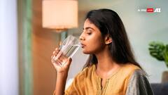 डिहाइड्रेशन से बचने के लिए आप भी तो नहीं पीते जरूरत से ज्यादा पानी, ये हो सकती हैं दिक्कतें