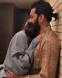 Genelia-Riteish Anniversary: शादी की 13वीं सालगिराह पर पति रितेश संग रोमांटिक हुईं जेनेलिया, फैंस बोले - ‘नजर ना लगे’