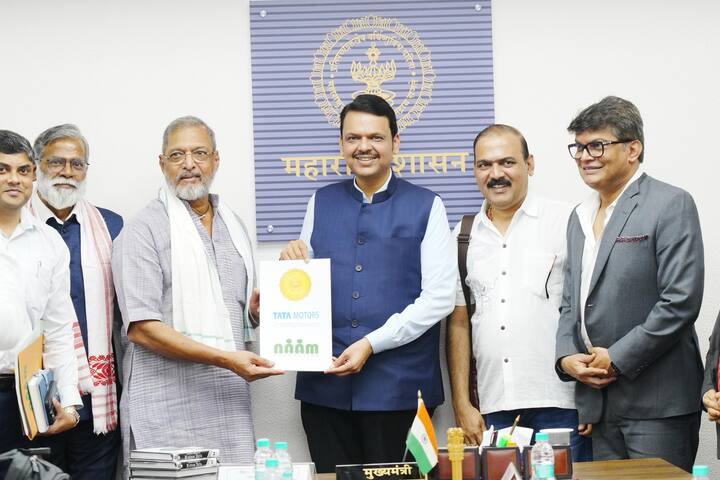 विशेष म्हणजे सिने अभिनेता नाना पाटेकर आणि मकरंद अनासपुरे हे दोघेही आज मंत्रालयातील या बैठकीला उपस्थित होते. तसेच विविध विभागाचे अधिकारी देखील उपस्थित होते. या बैठकीनंतर नाना पाटेकर व मकरंद अनासपुरे यांची माध्यमांना प्रतिक्रिया दिली.