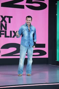 Netflix इवेंट अटेंड करने पहुंचे सैफ अली खान, कई दिग्गज सेलेब्स भी मंच पर आए नज़र, देखें PICS