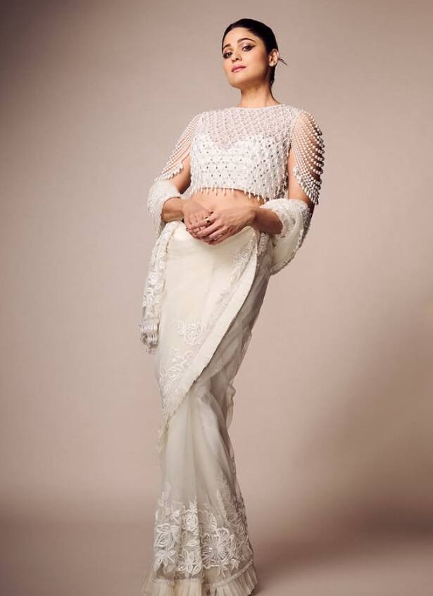 अभिनेत्री शमिता शेट्टी 90 च्या दशकातील तरुणांच्या गळ्यातील ताईत बनली होती. तिचा पहिलाच चित्रपट सुपरहिट ठरला आणि ती प्रसिद्धीझोतात आली. सौंदर्य आणि अभिनयाने तिने लाखोंनी घायाळ केलं.