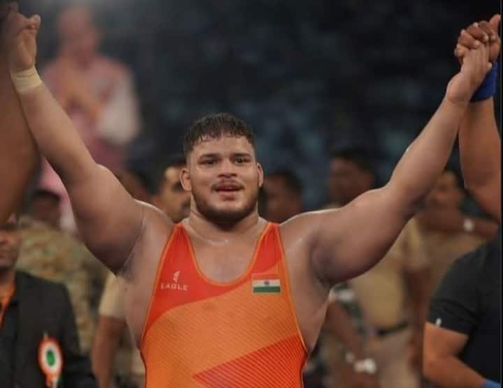 महाराष्ट्र केसरी पृथ्वीराज मोहोळचे अभिनंदन करत मुख्यमंत्री देवेंद्र फडणवीस यांच्याकडून  भावी वाटचालीसाठी शुभेच्छा