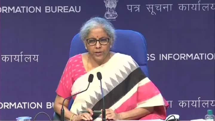 बजट में वित्त मंत्री निर्मला सीतारमण ने MSME क्रेडिट गारंटी कवर को 5 करोड़ रुपये से बढ़कर 10 करोड़ करने की घोषणा की. यानी अब MSME क्रेडिट कार्ड धारकों को डबल लिमिट यानी 10 करोड़ रुपये की लिमिट मिलेगी.