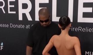 Video: ફેશનના નામે કંઈપણ? ગ્રેમી એવોર્ડમાં આવતા જ આ એક્ટ્રેસે બધા કપડા ઉતારી નગ્ન થઈને લોકો સામે જ.....