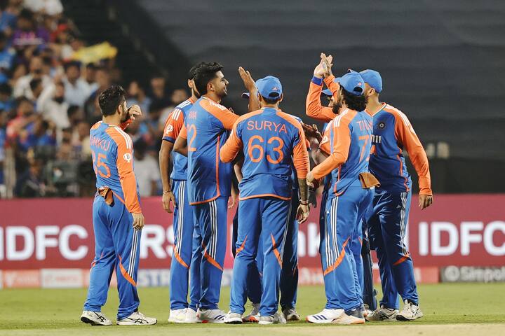 इंग्लंड विरुद्धच्या पाच सामन्यांच्या मालिकेत पुण्याचे मैदान मारत टीम इंडियाने टी-20 मालिका खिशात घातली. या विजयाची खास गोष्ट म्हणजे प्लेइंग इलेव्हनचा भाग नसलेल्या खेळाडूच्या जोरावर भारतीय संघाने सामना जिंकला. (Photo Credit- BCCI)