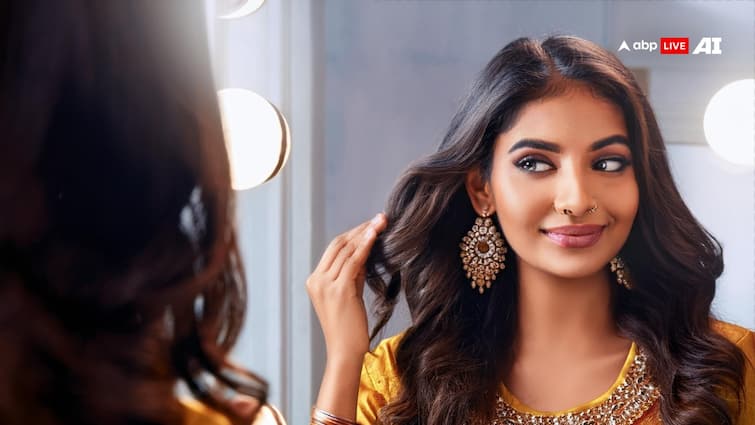 looking in the mirror repeatedly it could be a sign of a behavior called mirror checking आपको भी है बार-बार शीशा देखने की आदत, इस बीमारी के हो सकते हैं लक्षण
