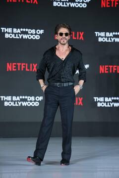 कभी किया सलाम तो कभी नमस्ते, Netflix इवेंट में शाहरुख खान ने फैमिली संग ली ग्रैंड एंट्री