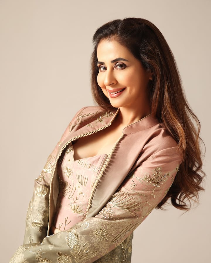 बॉलिवुडमध्ये एक अशी अभिनेत्री होऊन गेली, जिंन आपला काळ चांगलाच गाजवला. यशाच्या शिखरावर असताना तिनं अनेक दिग्गजांसोबत काम केलं. विशेष म्हणजे तिने आतापर्यंत अनेक ब्लॉकबस्टर चित्रपट केले आहेत.