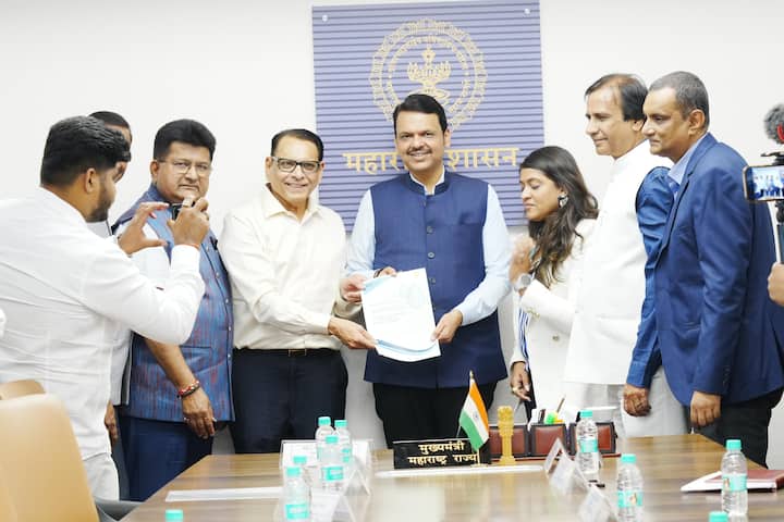 मुख्यमंत्री देवेंद्र फडणवीस यांच्या उपस्थितीत आज मंत्रालयात महत्वाची बैठक पार पडली. या बैठकीत जलसंधारणाच्या कामाला गती देण्यावर चर्चा झाली आहे. तसेच 3 महत्वाचे करार देखील झाले असल्याची माहिती फडणवीस यांनी दिली.