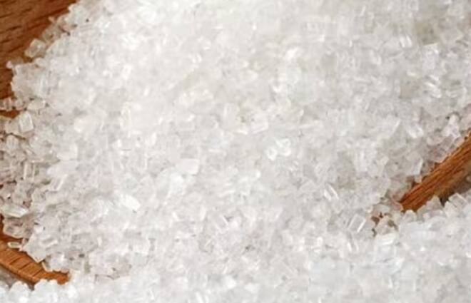 ਪਰ ਬਹੁਤ ਸਾਰੇ ਲੋਕ ਦੁੱਧ ਵਿੱਚ ਸਿਰਫ਼ ਖੰਡ ਅਤੇ ਗੁੜ ਹੀ ਨਹੀਂ ਸਗੋਂ ਸ਼ਹਿਦ ਵੀ ਪੀਂਦੇ ਹਨ। ਤੁਹਾਨੂੰ ਦੱਸ ਦਈਏ ਕਿ ਸ਼ਹਿਦ ਦਾ ਸੇਵਨ ਵੀ ਆਪਣੇ ਆਪ ਵਿੱਚ ਬਹੁਤ ਫਾਇਦੇਮੰਦ ਹੁੰਦਾ ਹੈ। ਅਜਿਹੀ ਸਥਿਤੀ ਵਿੱਚ ਲੋਕਾਂ ਦੇ ਮਨਾਂ ਵਿੱਚ ਸਵਾਲ ਉੱਠਦੇ ਹਨ। ਕੀ ਦੁੱਧ ਵਿੱਚ ਕੀ ਮਿਲਾ ਕੇ ਪੀਣਾ ਸਹੀ ਰਹਿੰਦਾ ਹੈ, ਖੰਡ ਜਾਂ ਸ਼ਹਿਦ?