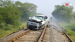 नशे में धुत ड्राइवर ने रेलवे ट्र्रैक पर चढ़ाई Maruti Dzire, चिल्लाते रहे लोग, फिर जो हुआ...