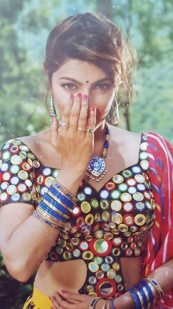 नवरात्रि के व्रत में इस एक्ट्रेस ने लगाए स्कॉच के दो पैग? वॉशरूम में बंद हो किया ये काम