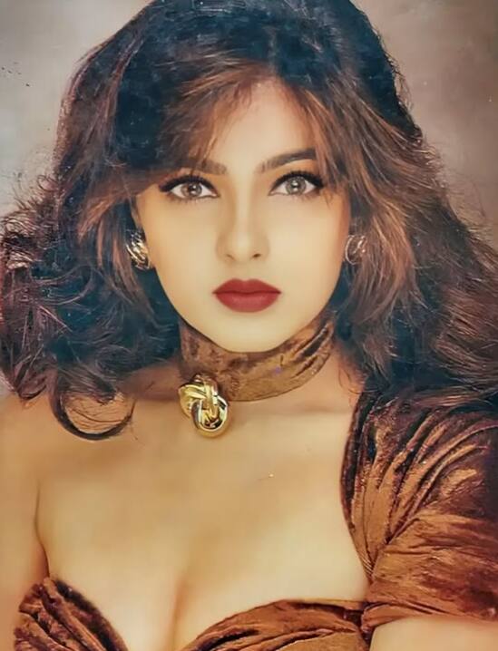 इस बीच, ममता कुलकर्णी ने भले ही शोबिज छोड़ दिया हो, लेकिन उनकी कॉन्ट्रोवर्शियल लाइफ उन्हें अभी भी आगे बढ़ने से रोक रही है. बता दें कि किन्नर अखाड़े में महामंडलेश्वर पद से निष्कासित होने के बाद, वह रजत शर्मा के शो आप की अदालत में पहुंची थीं.