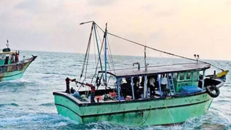 Tamilnadu Fishermen Arrest 10 members arrested by srilankan navy TN Fishermen Arrest: தமிழக மீனவர்கள் மேலும் 10 பேர் கைது - இலங்கை கடற்படை கைவரிசை