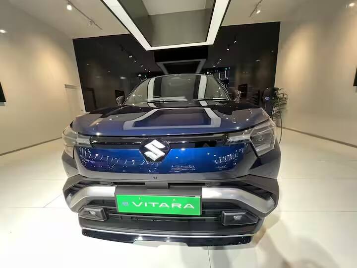 Maruti Suzuki e Vitara First Look Review: તાજેતરમાં ઓટો એક્સ્પૉ ઇવેન્ટમાં મારુતિ સુઝુકીની પહેલી ઇલેક્ટ્રિક કારની ઝલક બતાવવામાં આવી હતી. લોકોની સુરક્ષા માટે આ કારમાં 7 એરબેગ આપવામાં આવ્યા છે.