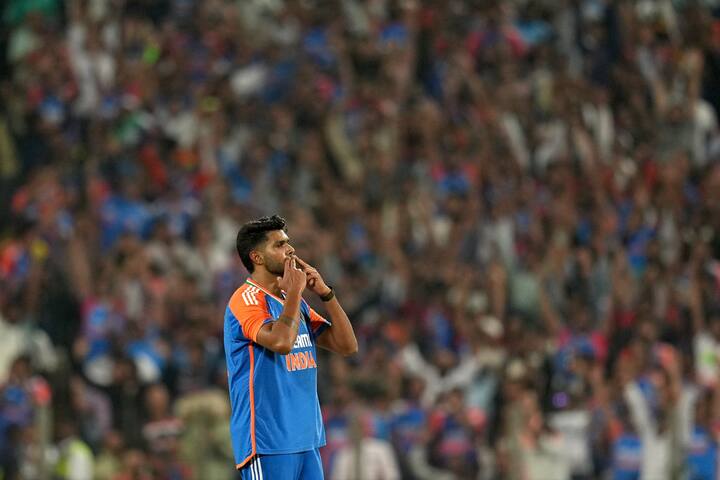 शिवम दुबेच्या जागी बदली खेळाडूच्या रुपात आलेल्या हर्षित राणाने 3 विकेटस घेत टीम इंडियाच्या विजयात मोठा वाटा नोंदवला. मात्र या बदली खेळाडूवरुनच वाद निर्माण झाला. यावर आता भारतीय क्रिकेट संघाचे माजी खेळाडू सुनील गावसकर यांनी महत्वाचं विधान केलं आहे. (Photo Credit- BCCI)