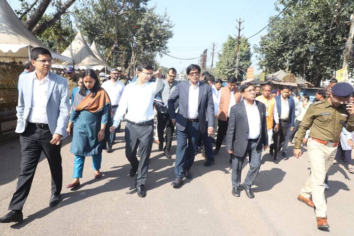 मध्य प्रदेश सरकार के अपर मुख्य सचिव डॉ राजेश राजौरा ने स्पष्ट रूप से निर्देश दिए हैं कि सिंहस्थ 2028 की तैयारी को लेकर साल 2027 के अंतिम दिनों तक सभी निर्माण कार्य खत्म हो जाना चाहिए.