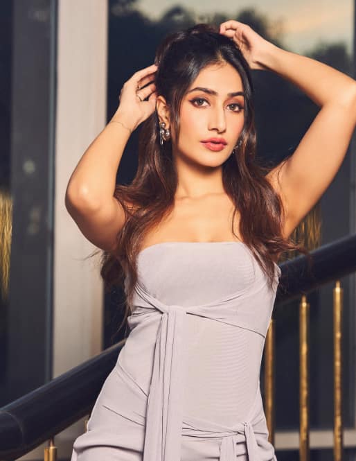 फैंस धनश्री की इन तस्वीरों को खूब लाइक कर रहे हैं और उनके ग्लैम लुक पर फिदा हो रहे हैं.