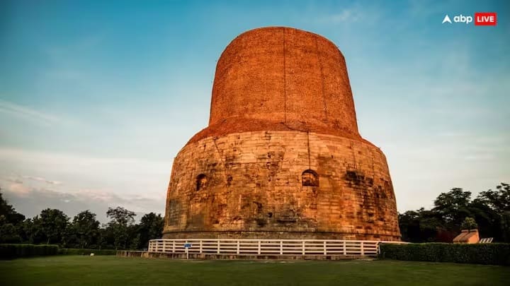 બોધગયા, બિહાર - બોધગયા હિંદુઓ અને બૌદ્ધો માટે સૌથી પવિત્ર સ્થાનોમાંથી એક તરીકે પ્રખ્યાત છે. અહીં ગૌતમ બુદ્ધે બોધિ વૃક્ષ નીચે બેસીને જ્ઞાન પ્રાપ્ત કર્યું હતું. યુનેસ્કોએ તેને વર્લ્ડ હેરિટેજ સાઇટનો દરજ્જો આપ્યો છે.