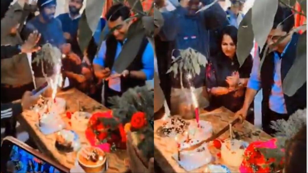 भागलपुर की यूनिवर्सिटी में प्रोफेसर ने तलवार से काटा केक, अश्लील गानों पर लगाए ठुमके Tilka Majhi Bhagalpur University Teacher cuts cake with sword dances with students on obscene songs भागलपुर की यूनिवर्सिटी में प्रोफेसर ने तलवार से काटा केक, अश्लील गानों पर लगाए ठुमके